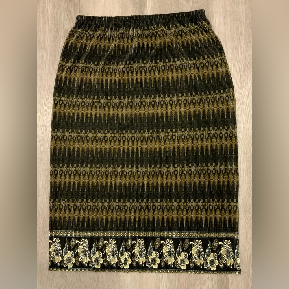 💗3/$15 💗. Handmade ladies lightweight poly blend skirt - size medium